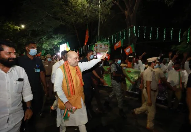 Union Home Minister Amit Shah walks down the road!